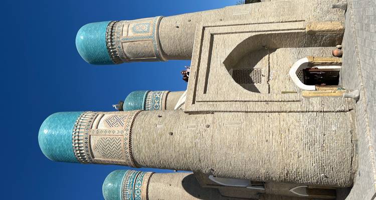 Madrasa historique aux dômes turquoise.