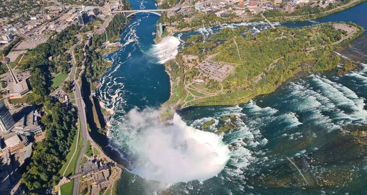 Vue aérienne des chutes du Niagara avec le paysage environnant.