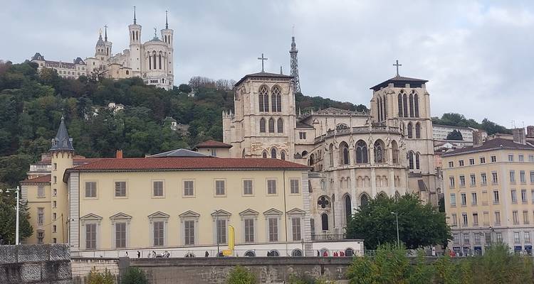 Uitzicht op een stadsgezicht met een grote basiliek en heuvel.