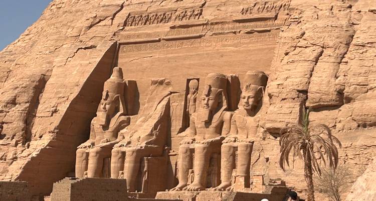 Majestueux temple de pierre antique sculpté dans le flanc de la montagne.