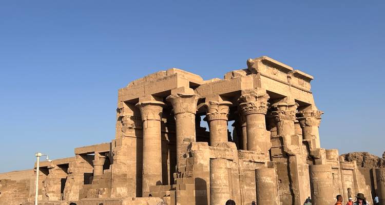 Ruines historiques d'un ancien temple de pierre se dressant sous un ciel bleu dégagé.