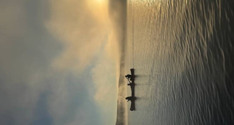 Canoë sur un lac avec de la brume et un lever de soleil en arrière-plan.