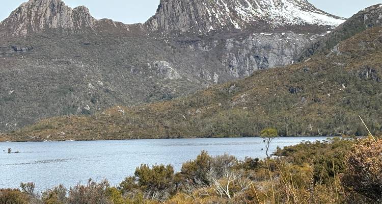 Lago de montaña con picos nevados al fondo.