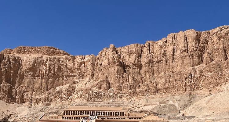 Vallée du Temple de la Reine Hatchepsout se dressant contre les falaises rocheuses.