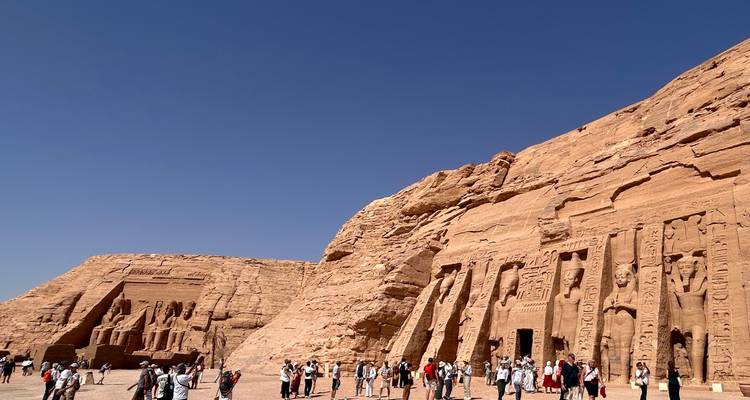 Vue des temples d'Abou Simbel avec des touristes au premier plan.