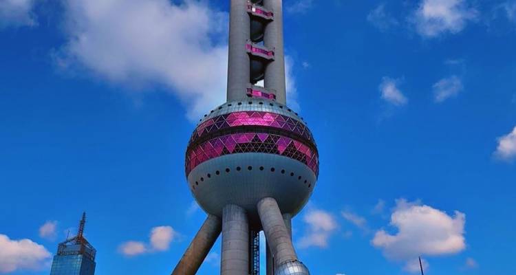 La Tour de la Perle d'Orient sous un ciel bleu.