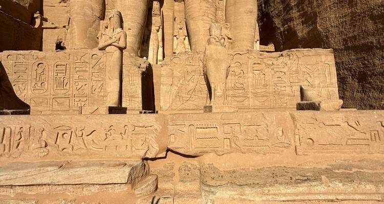 Nahaufnahme von Hieroglyphen und Statuen in Abu Simbel.