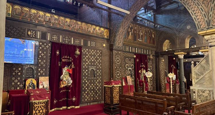 Innenraum eines reich verzierten religiösen Gebäudes.