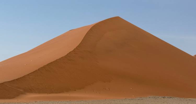Grande dune de sable dans un paysage désertique.
