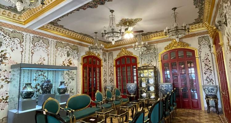 Salle richement décorée avec des meubles élégants et des lustres