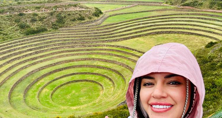 Personne devant des terrasses agricoles concentriques.