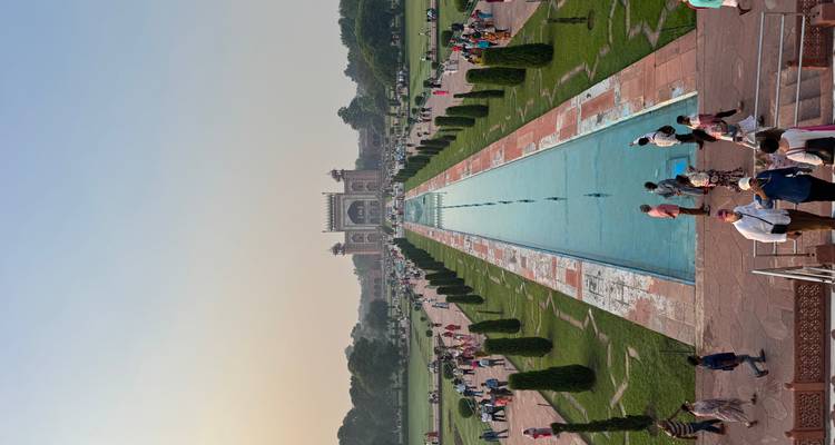 Taj Mahal Gärten mit einem symmetrischen Wasserkanal im Vordergrund.