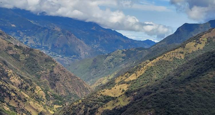 Vue panoramique du paysage montagneux verdoyant équatorien sous un ciel nuageux.