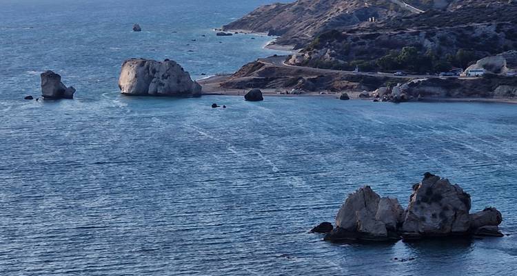 Rochers et littoral avec la mer.