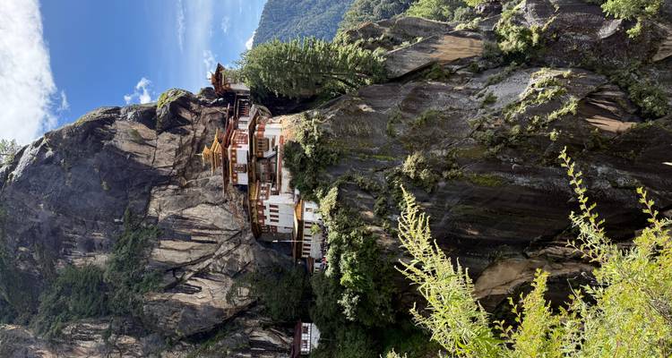 Monastère du Nid de Tigre perché à flanc de falaise au Bhoutan.