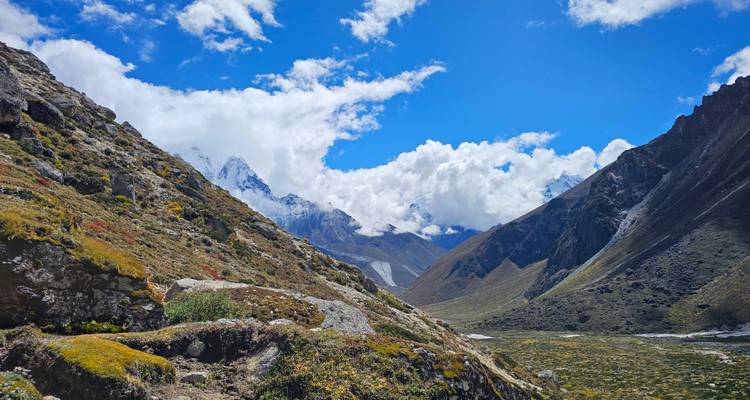Vue à couper le souffle du ciel bleu et des sommets de montagne au Népal.
