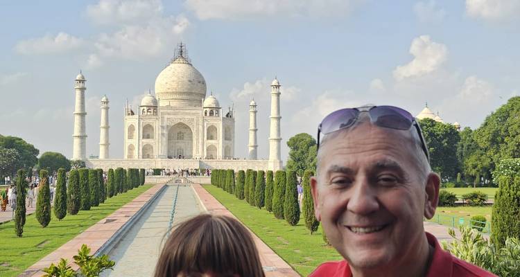 Touristes posant près du Taj Mahal à Agra.