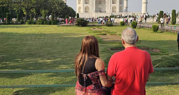 Des touristes admirant le Taj Mahal de loin.