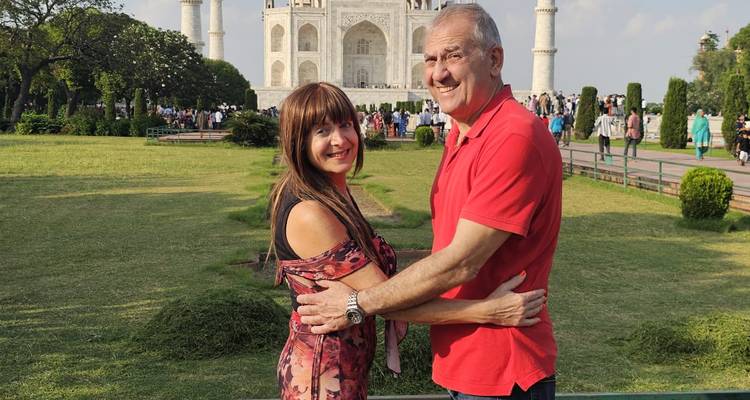 Pareja posando frente al Taj Mahal.