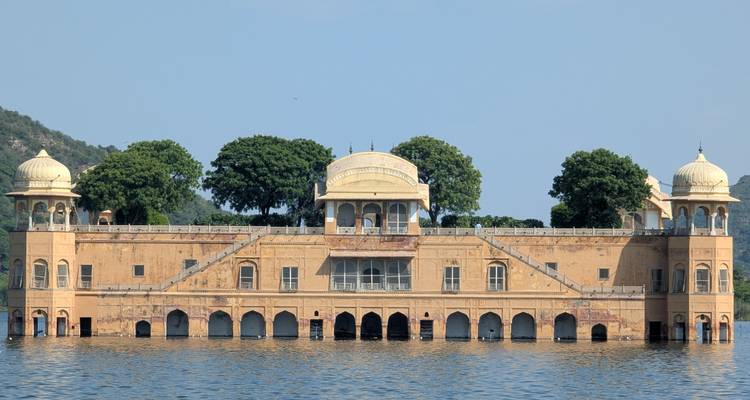 Palacio Jal Mahal flotando en el medio de un lago.