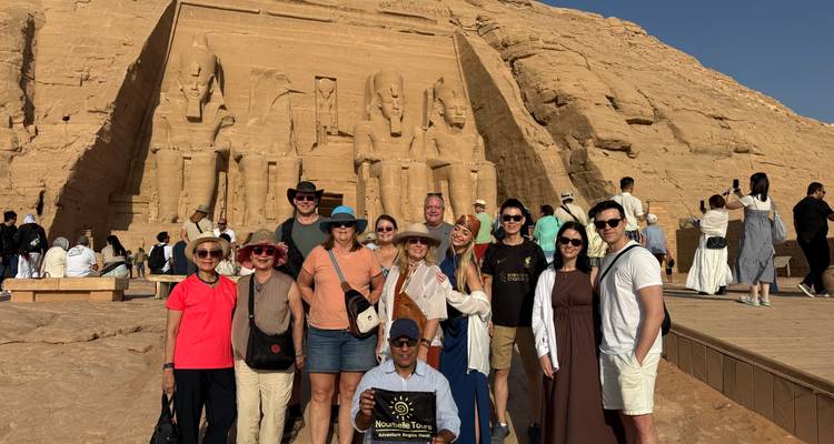 Groep toeristen die poseren voor de Abu Simbel tempels.
