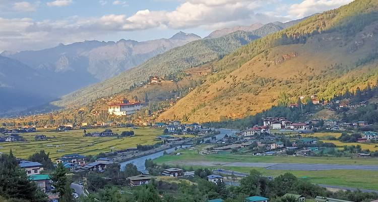 Malerische Aussicht auf Berge und ein Tal mit Gebäuden