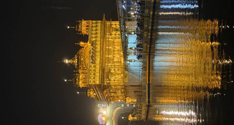 Temple doré la nuit se reflétant sur l'eau