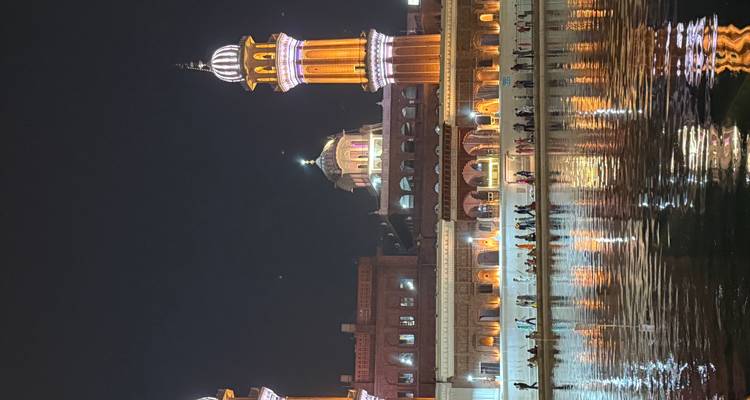 Temple doré avec dômes la nuit