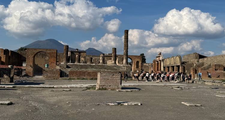 Ruines de Pompéi avec le mont Vésuve en arrière-plan.