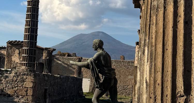 Statue avec le mont Vésuve visible en arrière-plan.