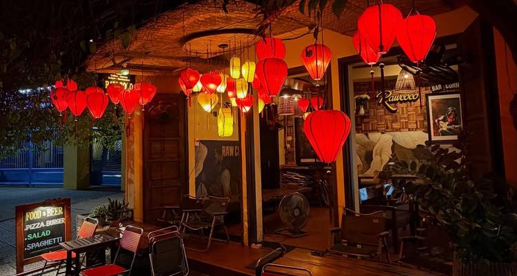 Restaurant chaleureux orné de lanternes rouges lumineuses la nuit.