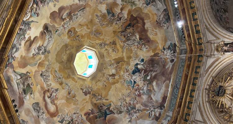 Plafond à fresque complexe avec un puits de lumière central.