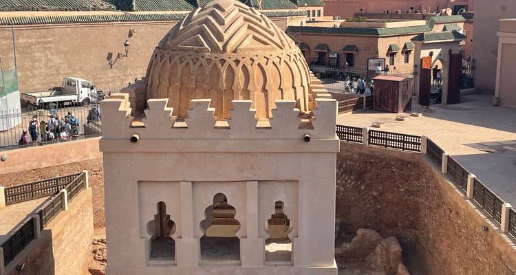 Mausolée orné dans un site historique.