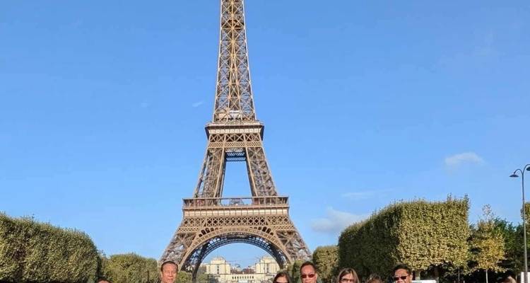 Groupe de personnes avec la tour Eiffel en arrière-plan.