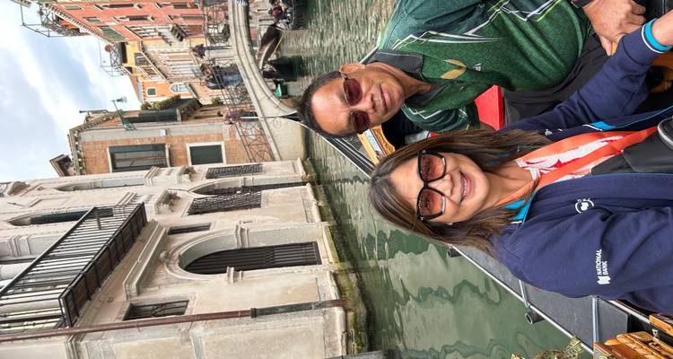 Pareja en una góndola en un canal de Venecia.