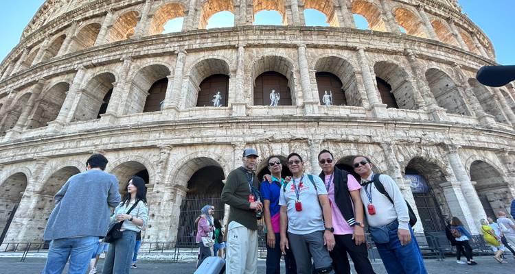 Groep mensen poseert voor het Colosseum.