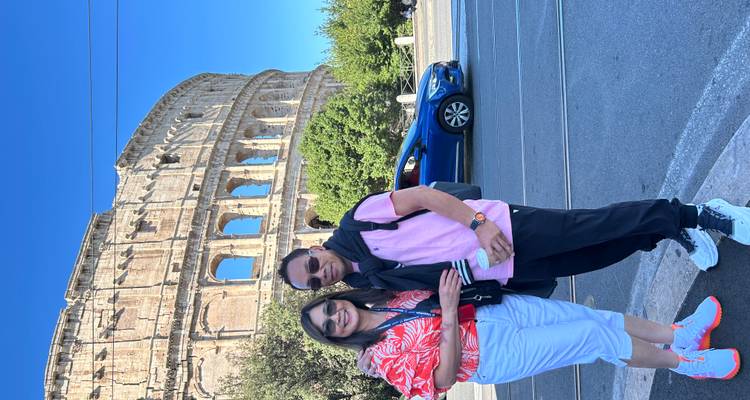 Stel staand met het Colosseum op de achtergrond.