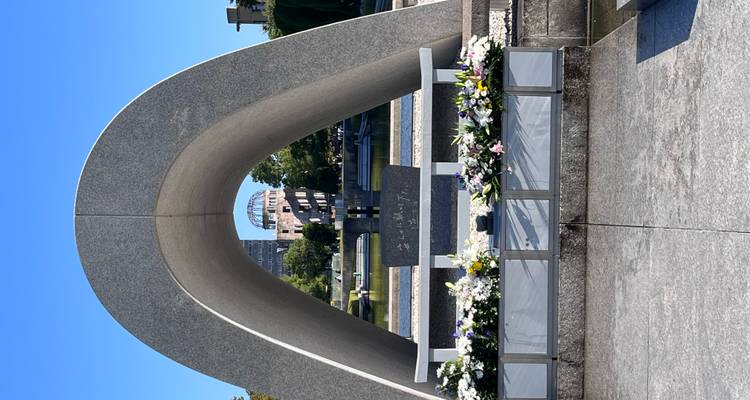 Hiroshima Vredespark met Cenotaaf en Atoombomkoepel in zicht.