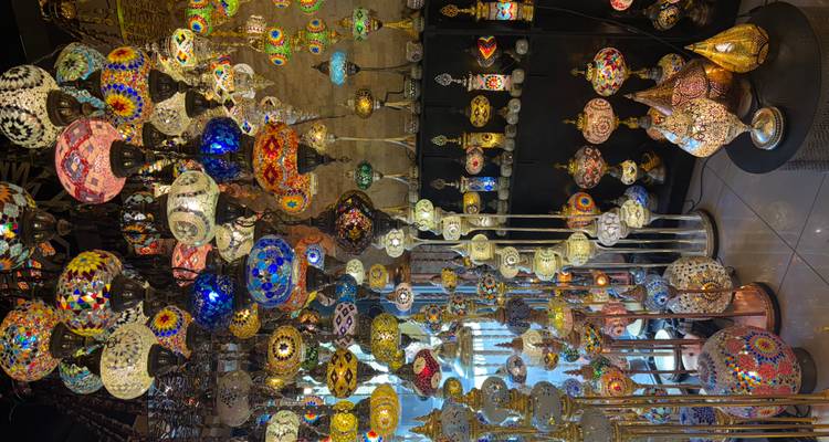 Pièce remplie de lampes et lanternes colorées aux motifs complexes.