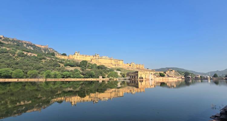 Vue reflétée d'un fort historique au bord d'un lac.
