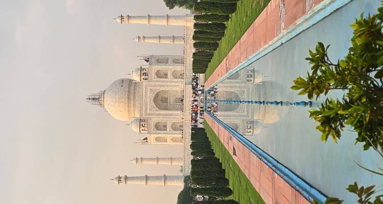 Vue emblématique du Taj Mahal avec un bassin de réflexion.