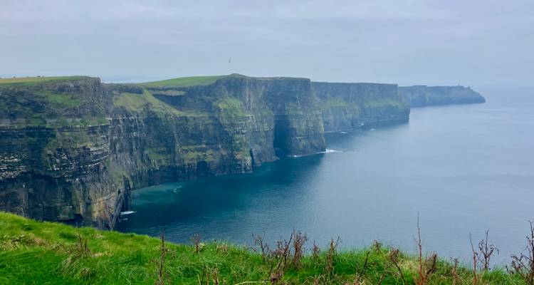 Vue pittoresque des falaises de Moher avec océan et ciel nuageux.