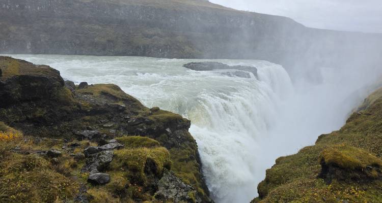 Cascade de Gullfoss avec un débit d'eau puissant en Islande.