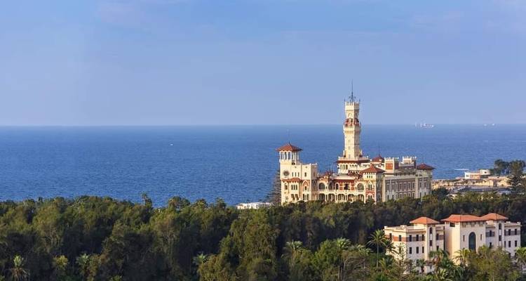 Beau bâtiment avec une tour donnant sur la mer.