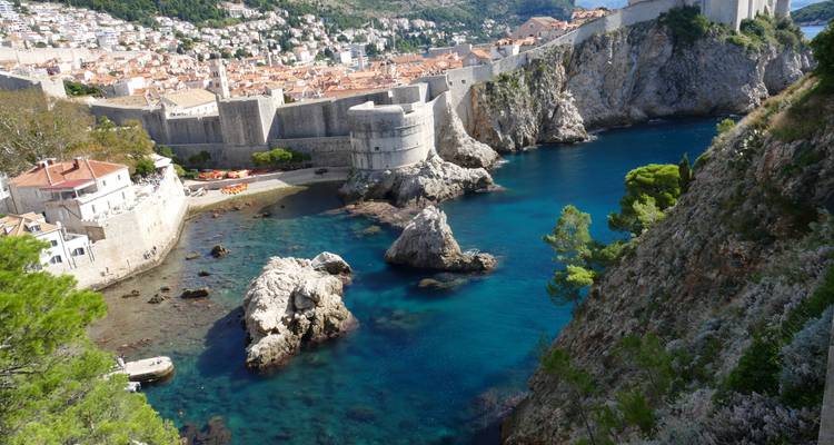 Vue panoramique des anciens remparts de Dubrovnik et des eaux turquoise.