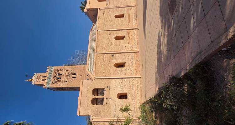 Ancienne tour de brique contre un ciel bleu clair.