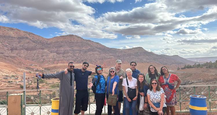 Gruppe von Touristen, die mit einer malerischen Felslandschaft posiert.