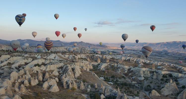 Globos aerostáticos sobre el paisaje rocoso de Capadocia.