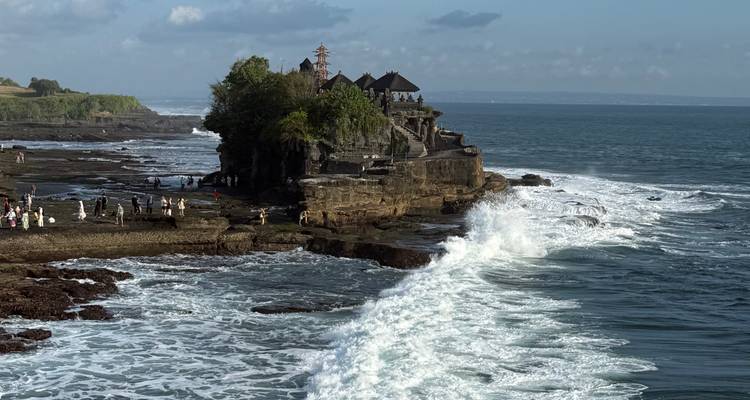 Tempel, der auf einem Felsvorsprung im Meer errichtet wurde.