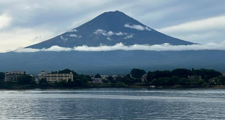 Iconic mountain view with buildings by a lake.